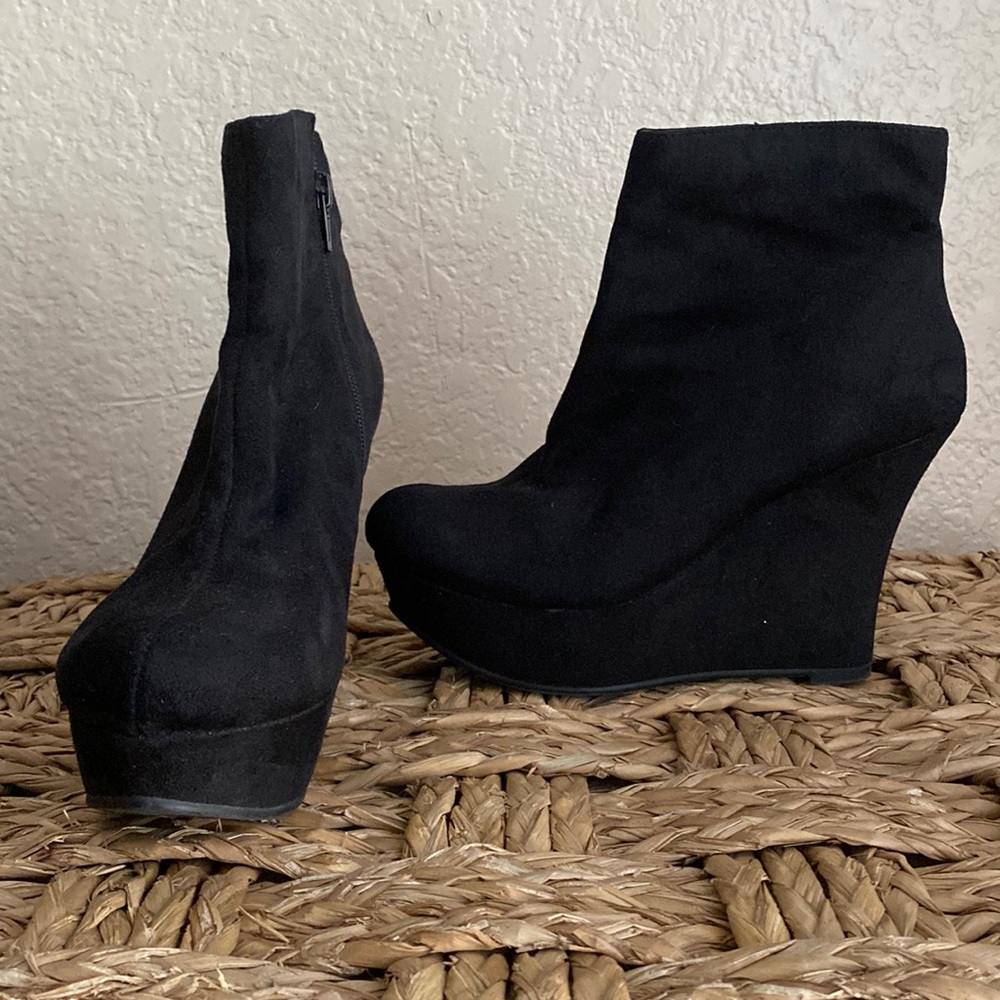 Zigi Solo woman’s black wedge booties